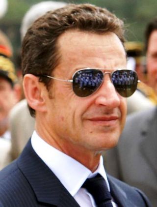 Sarkozy-en-lunettes-noires.1244345551